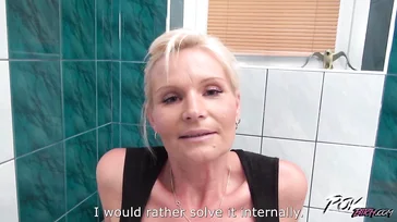 Une femme mature quitte un casting porno avec la chatte ruisselante de sperme