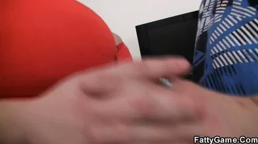 A gordinha curte quando fode o filho novinho do vizinho