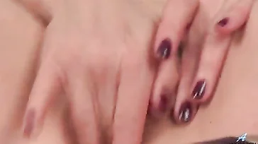 Sieh nicht, wie geil sie mit Oma im Bett masturbiert