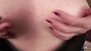 Sieh nicht, wie geil sie mit Oma im Bett masturbiert