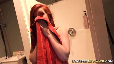 Mary Jane Mayhem se mete en un gloryhole interracial