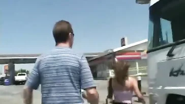 Sie lesen sie von der Straße und ficken sie mit mehreren Leuten im Wohnwagen