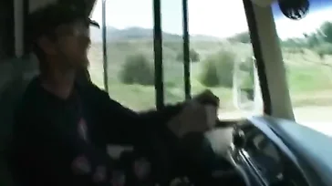 Sie lesen sie von der Straße und ficken sie mit mehreren Leuten im Wohnwagen
