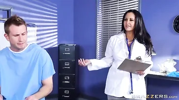 Dr. Ava Addams macht ihr Ding und fickt mit Patienten