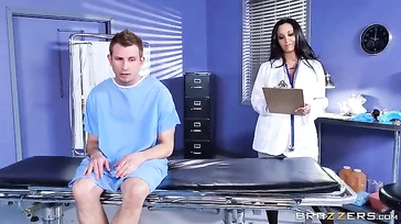 Dr. Ava Addams macht ihr Ding und fickt mit Patienten