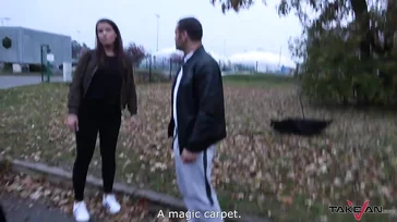 Eles colocaram uma mulher madura na van para dar uma boa trepada nela