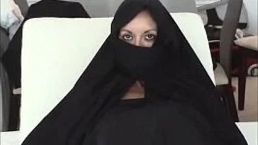 Selbst gemachter Porno einer reifen Araberin, die den Schwanz ihres Mannes lutscht