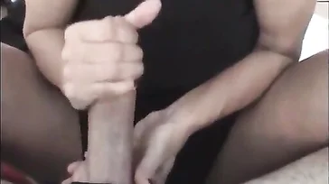 Selbst gemachter Porno einer reifen Araberin, die den Schwanz ihres Mannes lutscht