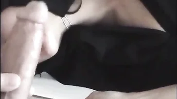 Selbst gemachter Porno einer reifen Araberin, die den Schwanz ihres Mannes lutscht