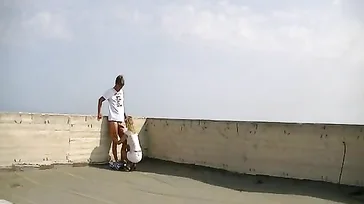 Verdomme, dat is sterk! Ze beginnen te neuken op het dak van een monument