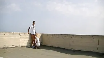 Verdomme, dat is sterk! Ze beginnen te neuken op het dak van een monument
