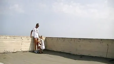 Verdomme, dat is sterk! Ze beginnen te neuken op het dak van een monument