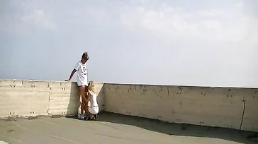 Verdomme, dat is sterk! Ze beginnen te neuken op het dak van een monument