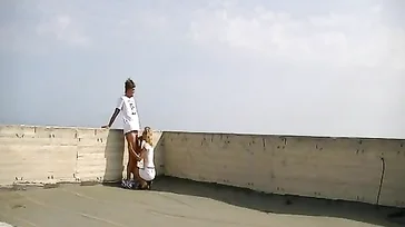 Verdomme, dat is sterk! Ze beginnen te neuken op het dak van een monument