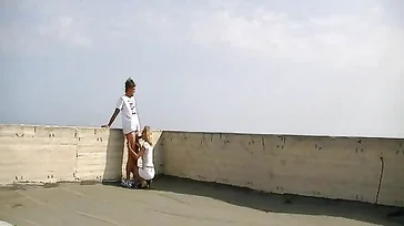 Verdomme, dat is sterk! Ze beginnen te neuken op het dak van een monument