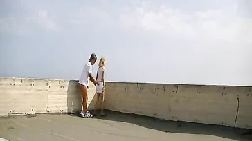 Verdomme, dat is sterk! Ze beginnen te neuken op het dak van een monument