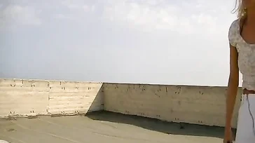 Verdomme, dat is sterk! Ze beginnen te neuken op het dak van een monument