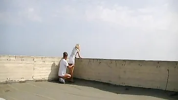 Verdomme, dat is sterk! Ze beginnen te neuken op het dak van een monument