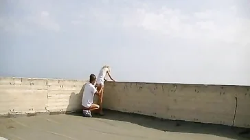 Verdomme, dat is sterk! Ze beginnen te neuken op het dak van een monument