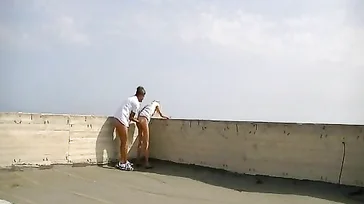 Verdomme, dat is sterk! Ze beginnen te neuken op het dak van een monument