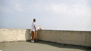 Verdomme, dat is sterk! Ze beginnen te neuken op het dak van een monument