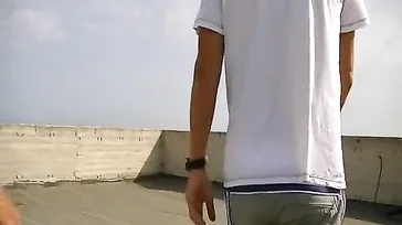 Verdomme, dat is sterk! Ze beginnen te neuken op het dak van een monument
