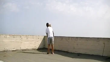 Verdomme, dat is sterk! Ze beginnen te neuken op het dak van een monument