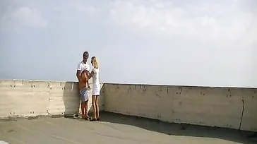 Verdomme, dat is sterk! Ze beginnen te neuken op het dak van een monument