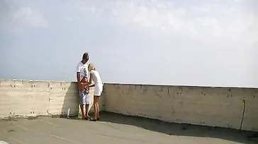 Verdomme, dat is sterk! Ze beginnen te neuken op het dak van een monument