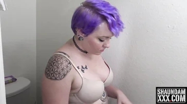 A safada de cabelo azul vai se divertir muito com esse negão