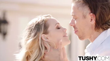 Mia Malkova ist eine Schlampe, sie fickt einen Freund ihres Mannes