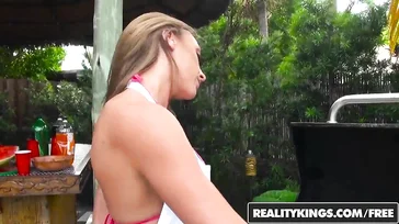 A mi mujer le pone cachonda hacer una barbacoa en el jardín de casa