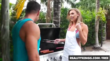 A mi mujer le pone cachonda hacer una barbacoa en el jardín de casa
