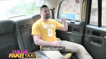 Die Taxifahrerin ist so schmutzig, dass sie ihre Kunden fickt