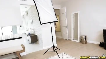 Der Fotograf erwischt sie beim Ficken, bevor das Fotoshooting beginnt