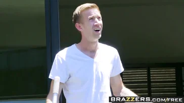 Parece que Monique Alexander vai se dar bem com seu vizinho.