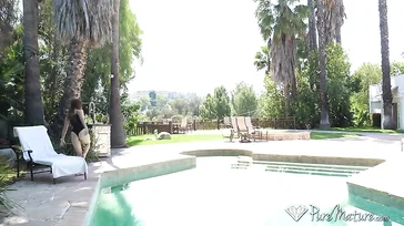 Sonnenbaden macht die schöne Dani Jensen sehr geil