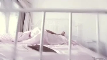Sie spioniert ihrer Schwester beim Ficken ihrer Freundin zu und wird sehr geil
