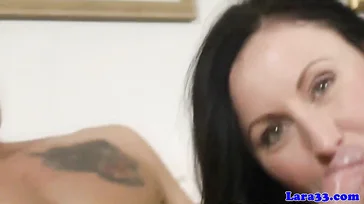 La profesora particular de inglés cabalga las pollas de sus alumnos