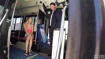 Natalia Starr tem um acordo com esse cara, ela ganha uma carona grátis para transar com ele