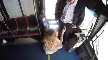Natalia Starr tem um acordo com esse cara, ela ganha uma carona grátis para transar com ele