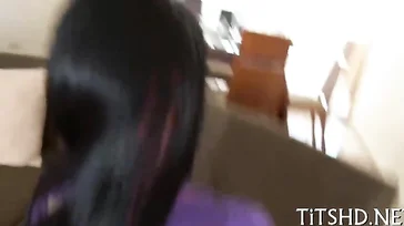 Il culo di questa donna matura è fantastico, ma le sue tette sono ancora meglio.