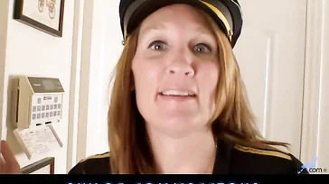 Die Mutter meiner Freundin ist sehr geil, schau, wie sie masturbiert!