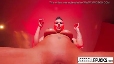 La milf Jezebelle Bond si diverte da sola ed è emozionata
