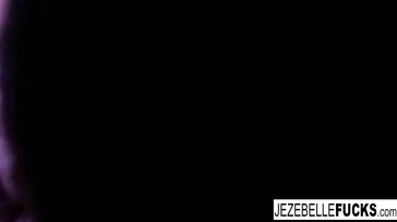 La milf Jezebelle Bond si diverte da sola ed è emozionata