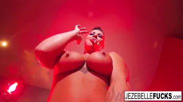 La milf Jezebelle Bond si diverte da sola ed è emozionata
