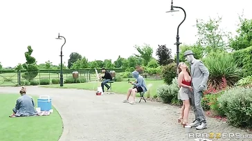Fick mit Alessandra Jane, sie fängt im Park an, mit einem Pantomimen zu ficken