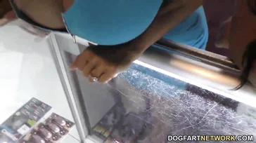 Gina Valentina e Alexis Fawx transando em um gloryhole interracial