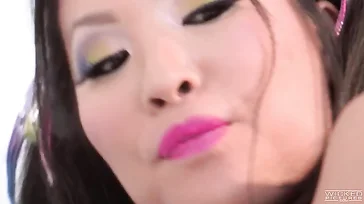 Asa Akira más colorida que nunca, pero tan zorra como siempre..