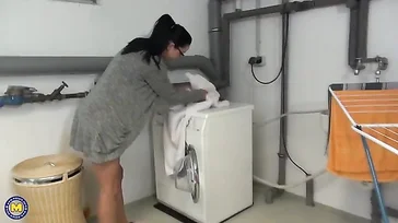 Se masturba la muy puta en la lavandería, mientras hace la colada